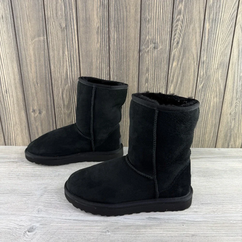 UGG Classic Short II Boots Womens 7 Black Suede Sheepskin Lined Winter Pull On